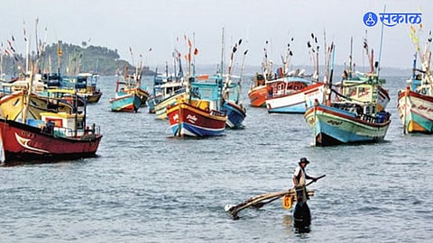 Crime News: अवैध मासेमारी करणाऱ्या १० बोटी ताब्यात