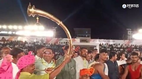 Ajit Pawar group minister Sanjay Bansode was welcomed by playing trumpet politics