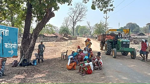 Loksabha Election Voting : रणरणत्या उन्हात ट्रॅक्टरने, पायी प्रवास करून बजावला मतदानाचा हक्क