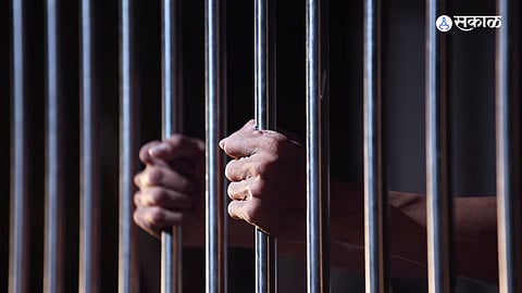 kolhapur kalamba jail mobile found from two prisoners action on officers police