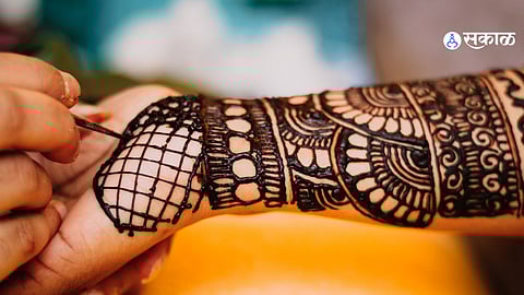 Summer Vacation: उन्हाळी सुटीच्या दिवसांमध्ये मेंदी काढण्याकडे कल; लग्नसराईत रोजगार मिळवणेही शक्य