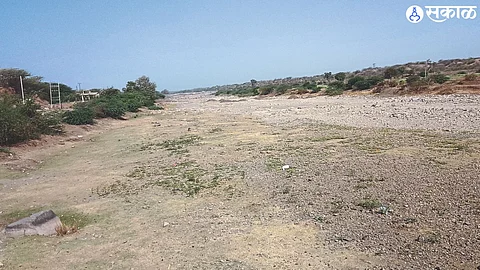 Although there is water storage in the Akkalpada project, the picture shows that the water level of the villages along the Panjra river is decreasing.