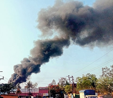 शिरोली औद्योगिक वसाहतीमधील श्री दत्त फौंडर्स अँड इंजिनिअर कंपनीला आग