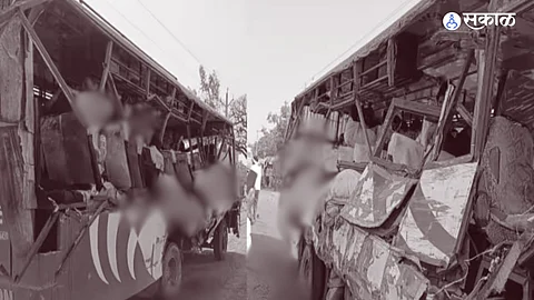 Buss Accident : उत्तर प्रदेशमध्ये भीषण बस अपघात; ट्रकच्या वेगाने बस कापून निघाली, सात जणांचा मृत्यू