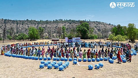 Volunteers of various organizations along with the beneficiaries during the distribution of roller drums at Undohal under 'Mission Har Ghar Jal'.