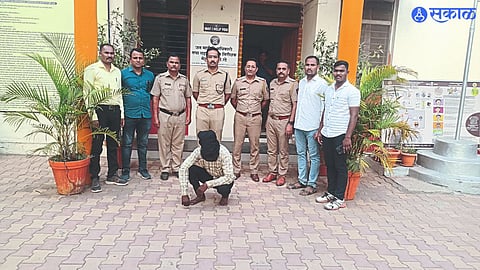 Assistant Superintendent of Police Abhaysingh Deshmukh, Sandeep Pardeshi, Vikas Shirole etc along with the suspected accused.
