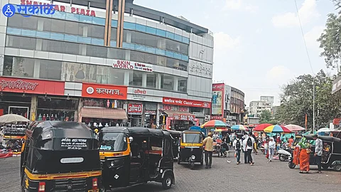 Increased encroachment at Shalimar Chowk and rickshaws parked in the middle of the road by rickshaw pullers.