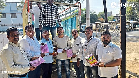 Municipal team while recovering fine from shopkeeper along with confiscation of stock of plastic bags.