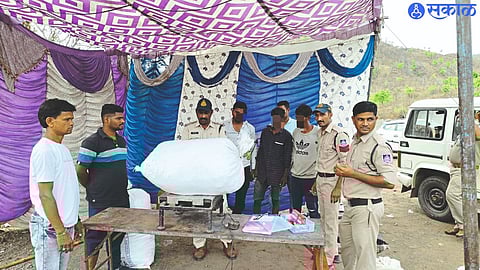 Employees of Sendhwa police station counting ganja.