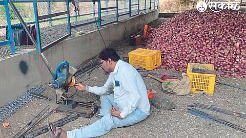 Yogesh Borse making onion chala with one hand in the field here.
