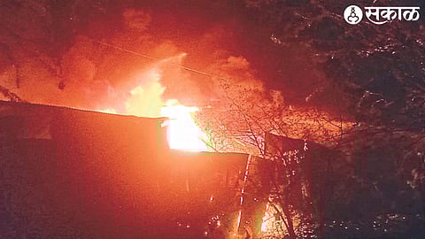 A massive fire broke out in a plastic factory and godown in Daregaon Shivara near the city