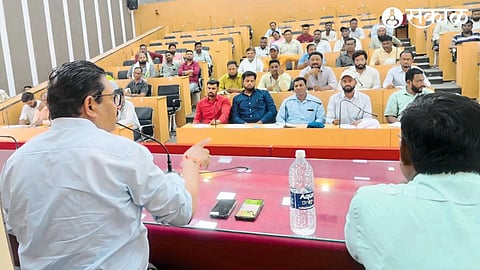 Commissioner Ravindra Jadhav, officers present in front, employees while guiding the meeting of Sanitation and Malaria Department in Municipal Hall