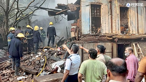 Pune Fire Accident : कशी लागली भाऊ रंगारी गणपतीसमोरील जुन्या वाड्याला आग?