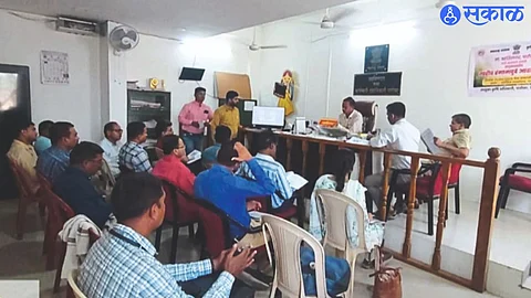 While guiding the meeting, Tehsildar Dr. Ulhas Deore. Neighbors Agriculture Officer Dattatreya Dhamale and officials.