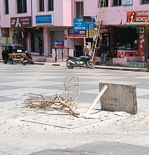 संविधान चौकातील 
तुटलेल्या चेंबरची दुरुस्ती