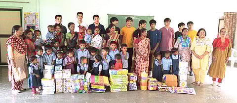 बोरघरमध्ये आदिवासी मुलांना खेळणी वाटप