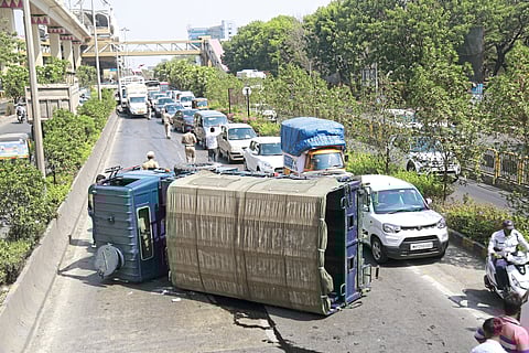संरक्षण विभागाचा ट्रक पलटी झाल्याने वाहतूक कोंडी
