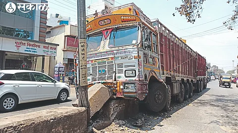 Nashik News : सटाण्यात बाह्य वळण रस्त्याचा प्रश्न पुन्हा ऐरणीवर! भरधाव वाळूचा ट्रक दुभाजकावर आदळला 