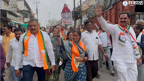 Anil Patil and former MLA Shirish Chaudhari participated in the campaign rally for Mahayuti candidate Smita Wagh.