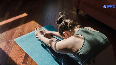 Yoga Tips: जीन्समध्ये मांड्या पसरत अन् जाड दिसतात? घरीच करा 'हे' सोपे व्यायाम