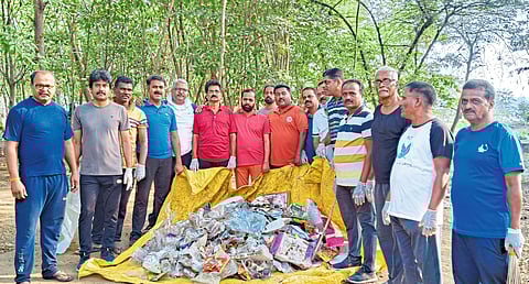 रंकाळा ऑक्सिजन पार्कमध्ये स्वच्छता मोहीम झाडांची घेतली काळजी :ट्रॅक्टरभर प्लास्टिक केले गोळा