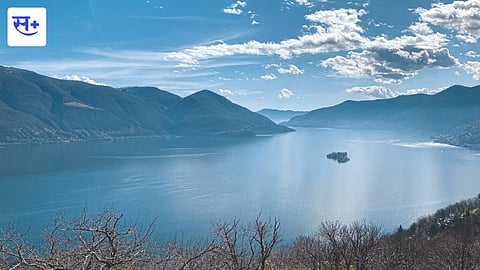 लेक माग्गीओरे ह्या स्वित्झर्लंड व इटली दरम्यान पसरलेल्या प्रचंड सरोवराचा उत्तर भाग, मधे दिसणारे बोटॅनिकल गार्डन