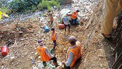 नदी पात्रातही टन भर कचऱ्यांचे ढीग!