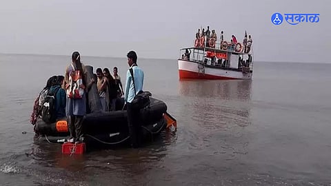 Accidnet News: मासेमारी करणाऱ्या बोटीला मालवाहू जहाजाची धडक