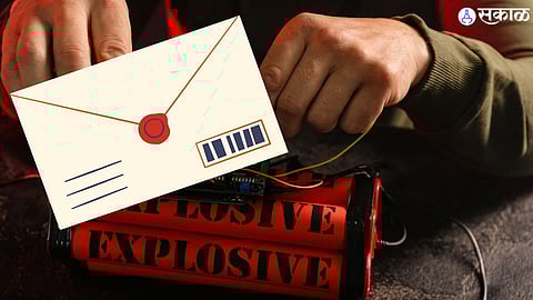 Bomb in ST anonymous letter stirs excitement at station inspection by BDDS dog squad