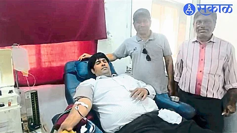 Ayaz Mohsin while donating blood. Neighbor Nilesh Patil.