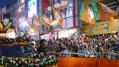 PM Narendra Modi : नरेंद्र मोदींच्या रोड शोदरम्यान स्टेज कोसळलं; दहापेक्षा जास्त जखमी