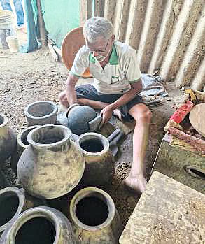 थंड पाण्यासाठी काळ्या माठांना नागरिकांची पसंती