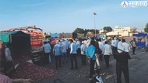 Onion auction going on in the evening at Bazar Samiti.