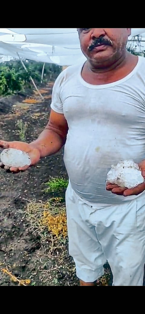 पिंपळसुटी परिसरात वादळी वाऱ्यासह गारपीट