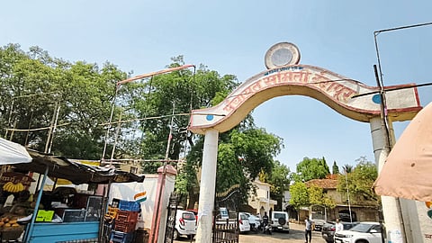 इंदापूरमध्ये बेकायदा होर्डिंग, सांगाडे ठरताहेत धोकादायक