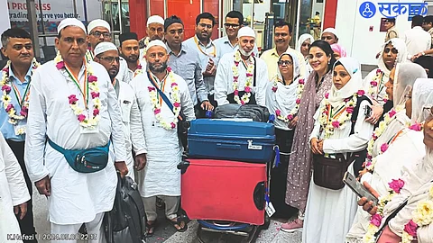 Devotees who left for the first stage of Haj yatra