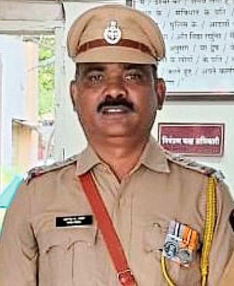 खाकी वर्दीतही माणुसकी जपणारा पोलिस