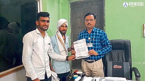 to stop farmers loss complaint against Agriculture Director to the collector akola