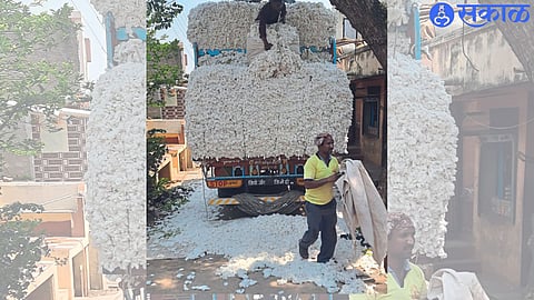 The cotton kept in the house is currently being sold and the truck is being filled every day.