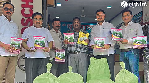 Arun Taide, Nitendra Panpatil, Abhar Kor, Nitin Masole, Manoj Patil etc. present after confiscation of suspected cotton seeds.