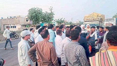 Stone pelting and knife attack by youths on three hotels on amravati road