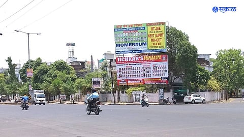 मुंबईतील घाटकोपर येथे घडलेल्या दुर्घटनेच्या पार्श्वभूमीवर अमरावती शहरातील जाहिरात होर्डिंग्जचा मुद्दा ऐरणीवर आला आहे.