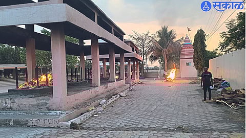 Cremation of dead bodies in the open space of the cemetery.