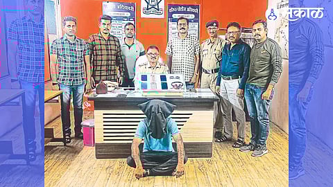 Lohmarg police officers and personnel along with the arrested suspect.