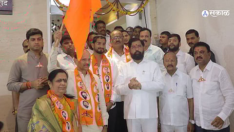 Eknath Shinde: डोंबिवलीत ठाकरे गटाला धक्का! 40 वर्ष ठाकरेंसाठी काम करणाऱ्या नेत्याचा शिंदेसेनेत प्रवेश