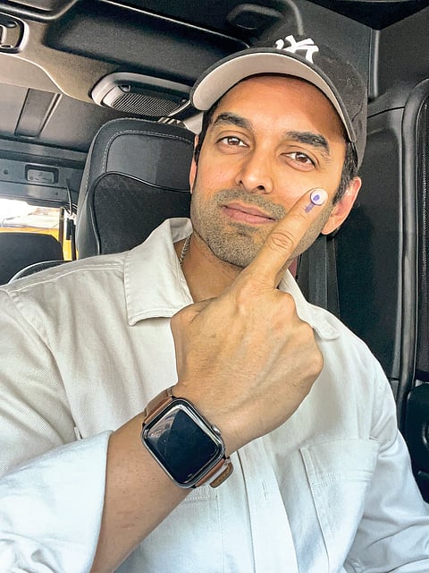 लोकशाहीच्या उत्सवात कलाकारांचा ‘शो’