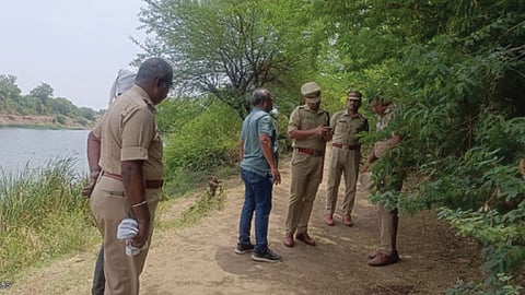 Crime News : मोबाईल रिचार्ज करायला गेले ते परत आलेच नाही; वडिलांचा सापडला रक्ताळलेला मृतदेह