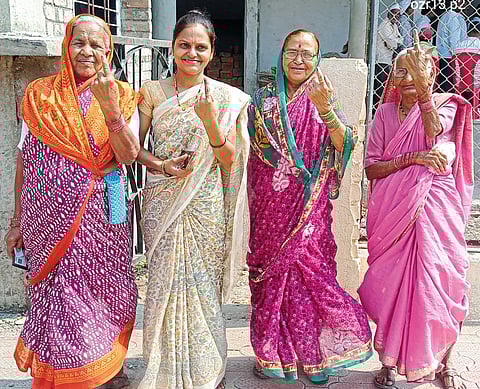 शिरोली बुद्रुक येथे मतदानाला ज्येष्ठ महिलांचा उत्स्फूर्त प्रतिसाद