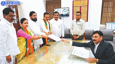 Dindori candidate Dr. Bharti Pawar while submitting the application in the presence of Chief Minister Eknath Shinde, Rural Development Minister Girish Mahajan.