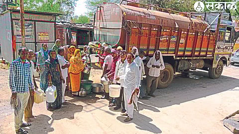 Crowd of citizens and women to fill water on the tankers started by the government.